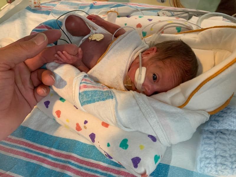 Né à 23 semaines, ce bébé prématuré rentre à la maison après 133 jours d